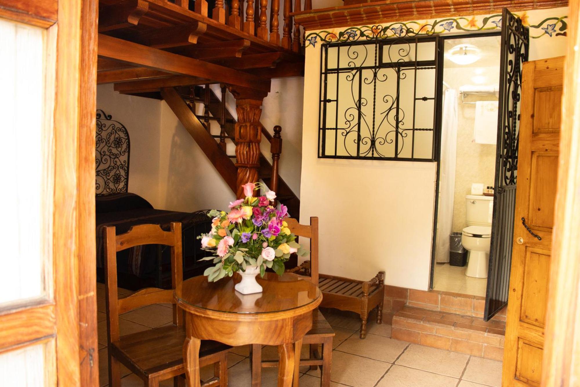 Hotel Los Escudos Patzcuaro Exterior photo