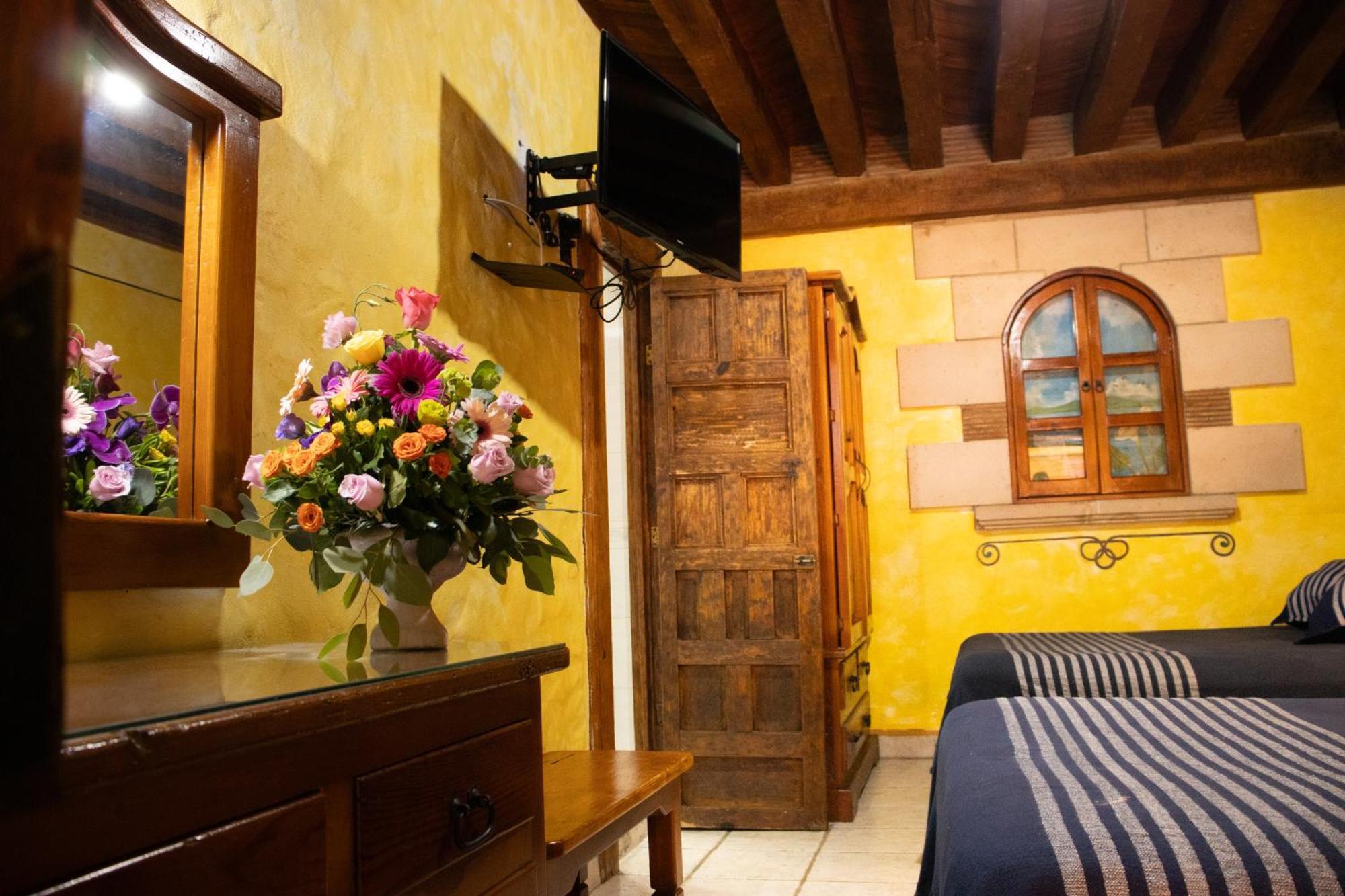 Hotel Los Escudos Patzcuaro Exterior photo