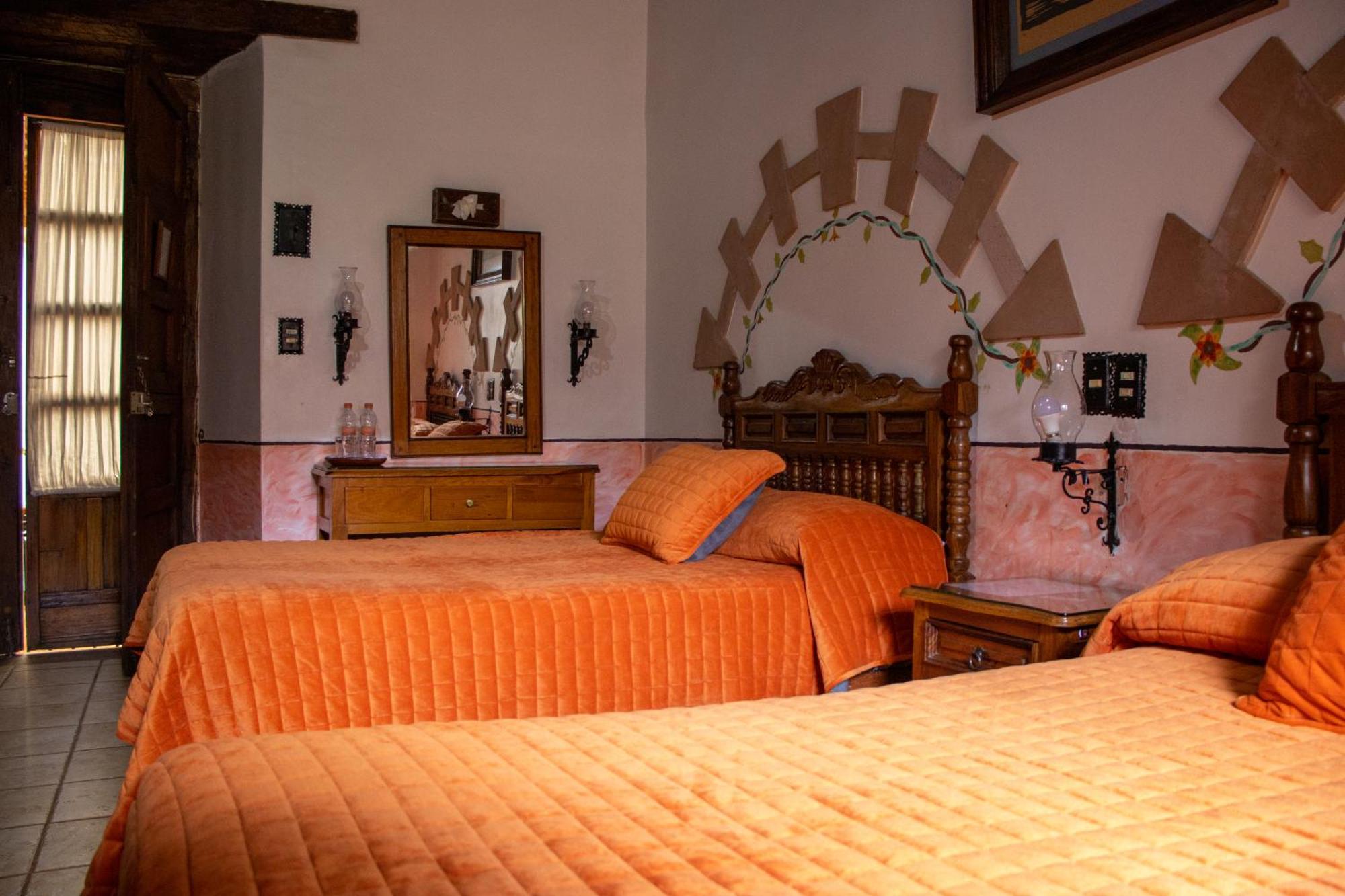 Hotel Los Escudos Patzcuaro Exterior photo