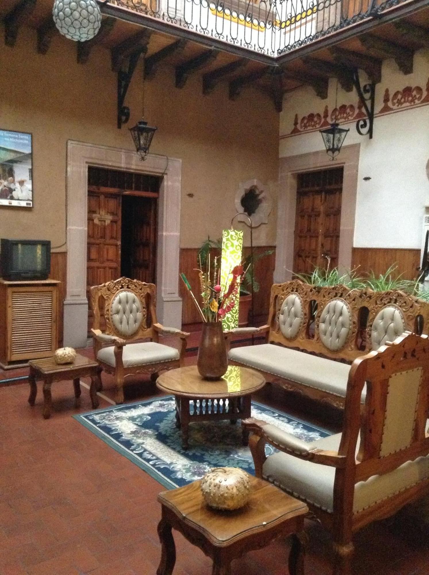 Hotel Los Escudos Patzcuaro Exterior photo